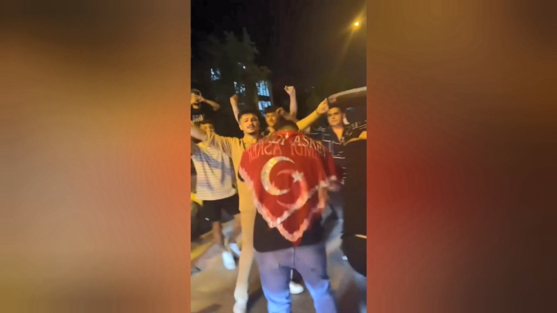 Asker uğurlama diye yolu trafiğe kapattılar, çiftetelli oynadılar