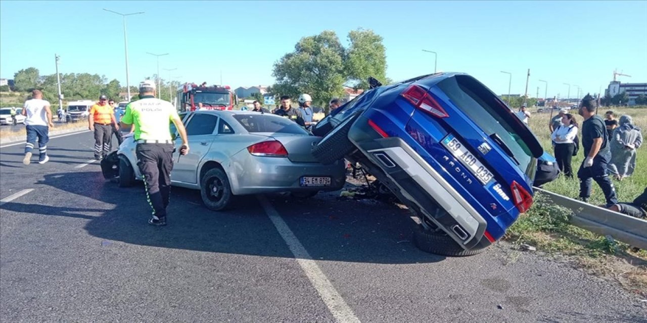 Tekirdağ'da iki otomobil çarpıştı, 6 kişi yaralandı