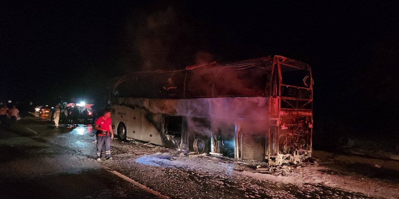 Adana'da yolcu otobüsü alev alev yandı