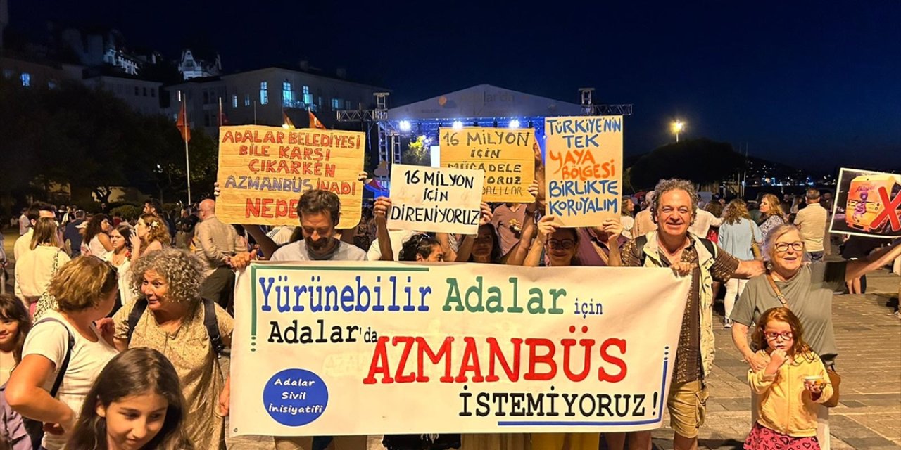 Adalar'daki caz festivalinde "minibüs" protestosu