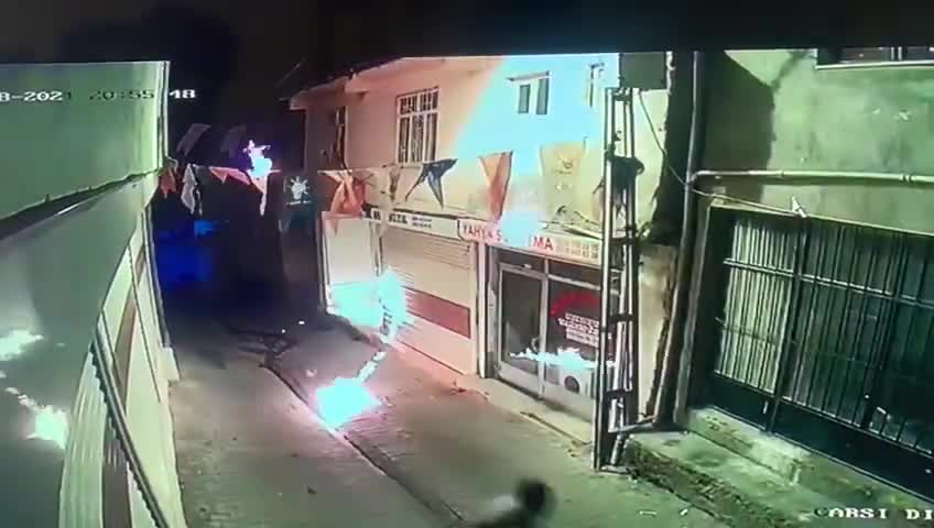 AKP Hani ilçe binasına molotoflu saldırı düzenlendi, iki kişi gözaltında