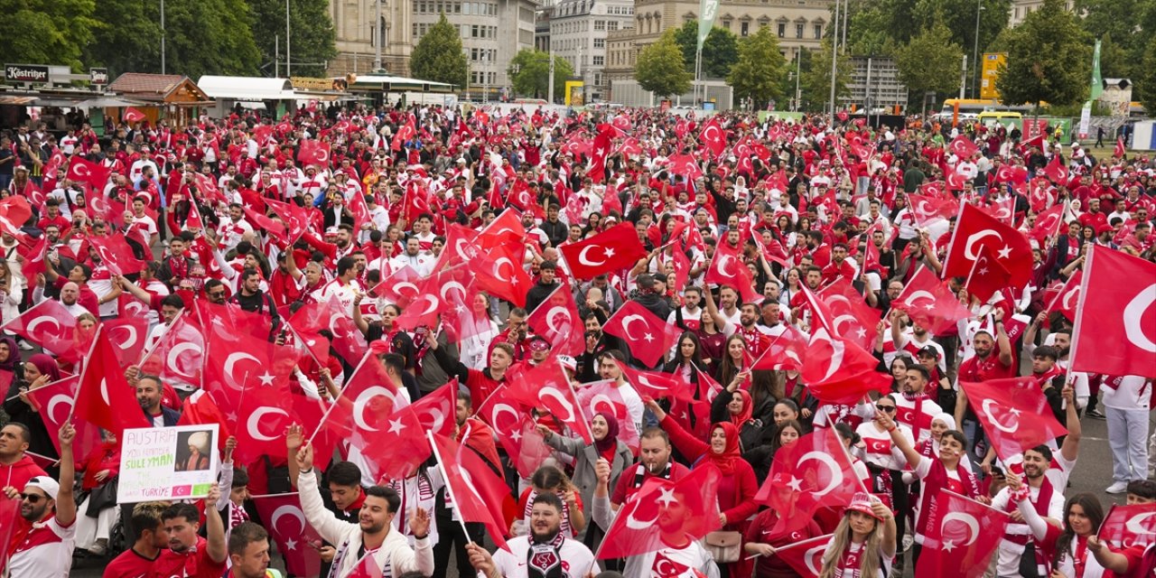 Avusturya-Türkiye maçı öncesi yürüyüş düzenlendi