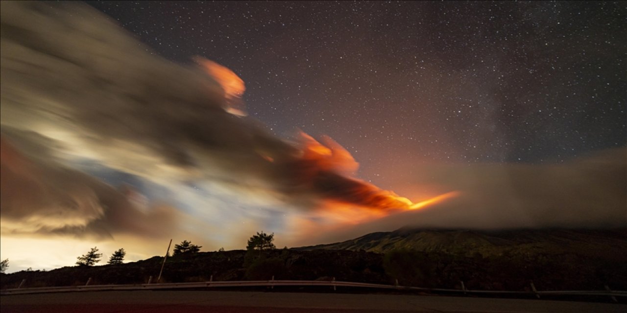 Etna Yanardağı'nın püskürttüğü küller 4,5 kilometre yüksekliğe ulaştı