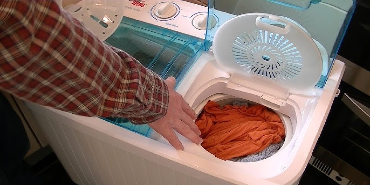 Çamaşır makinesinin içine atmanız gerekiyor. Makinedeki kılları ve tüyleri yok ediyor