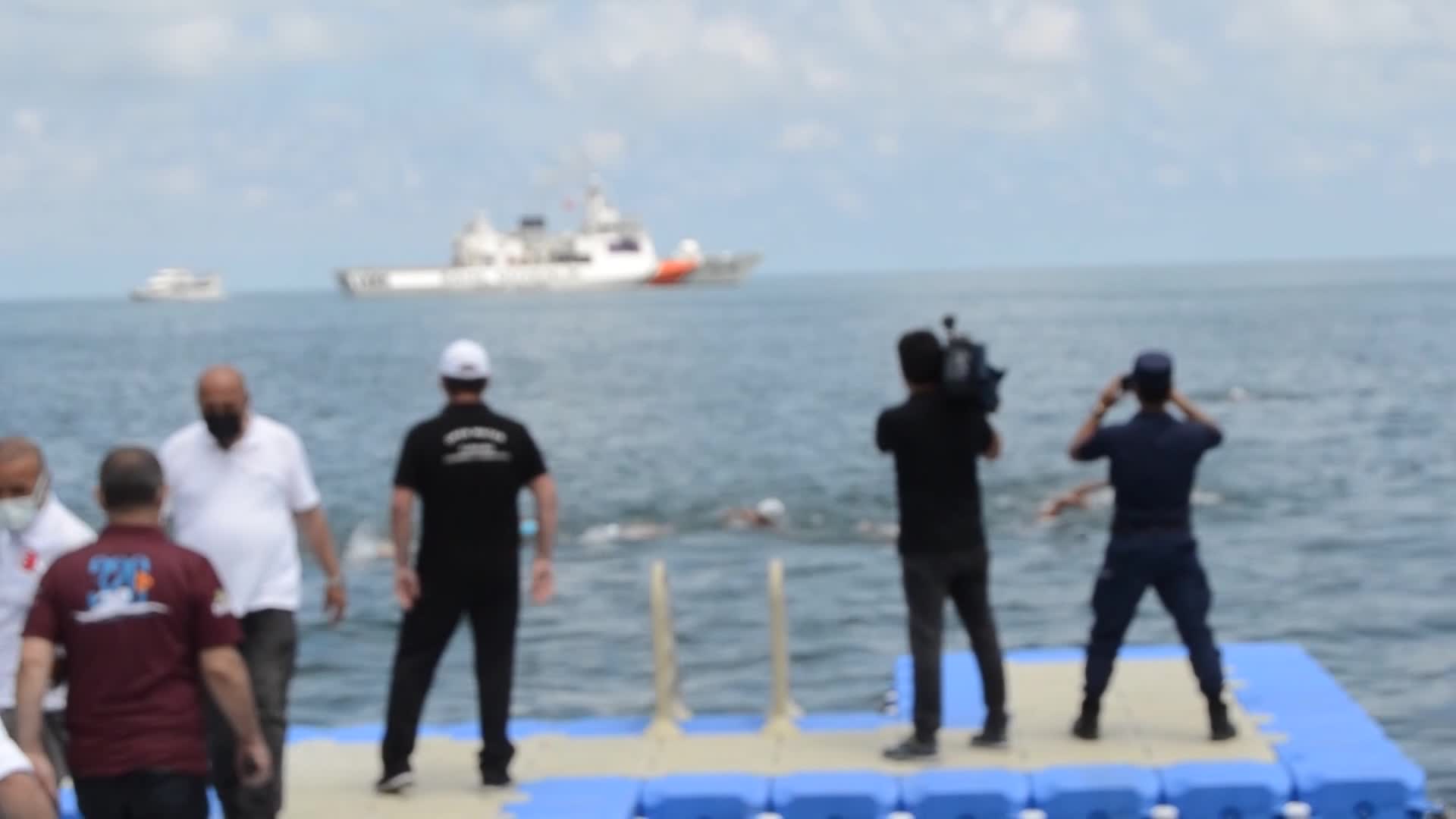 İlk kez düzenlenen Karadeniz Açık Deniz Yüzme Maratonu'nda dünya rekoru kırıldı