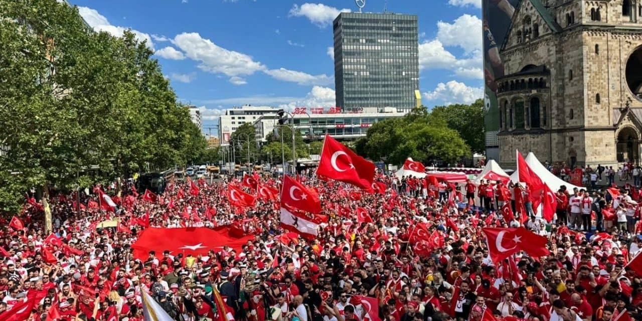Türk taraftarlar, Berlin Olimpiyat Stadyumu’na yürüdü