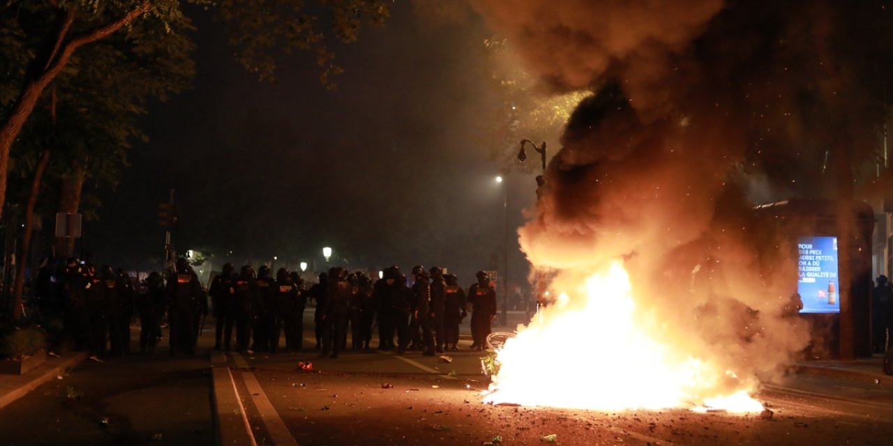 Fransa'da solun zaferini kutlayan aşırı sağ karşıtlarına müdahale