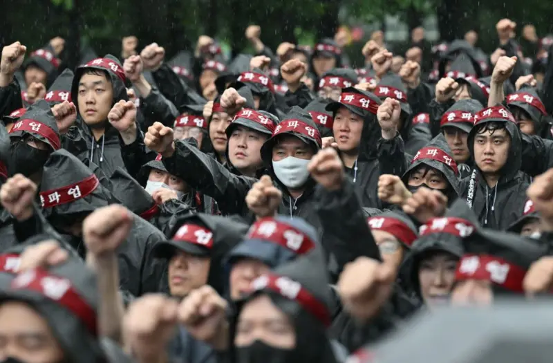 Binlerce Samsung çalışanı grevde