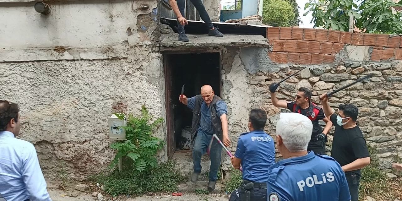 Çöp eve gelen polisi bıçakladı, 'Peygamberim' dedi hastaneye yatırıldı