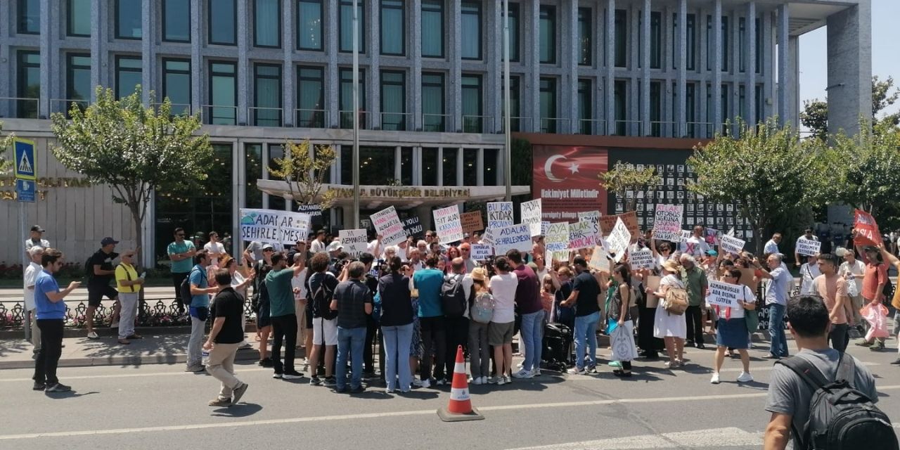 Adalılardan İBB önünde "azmanbüs" protestosu