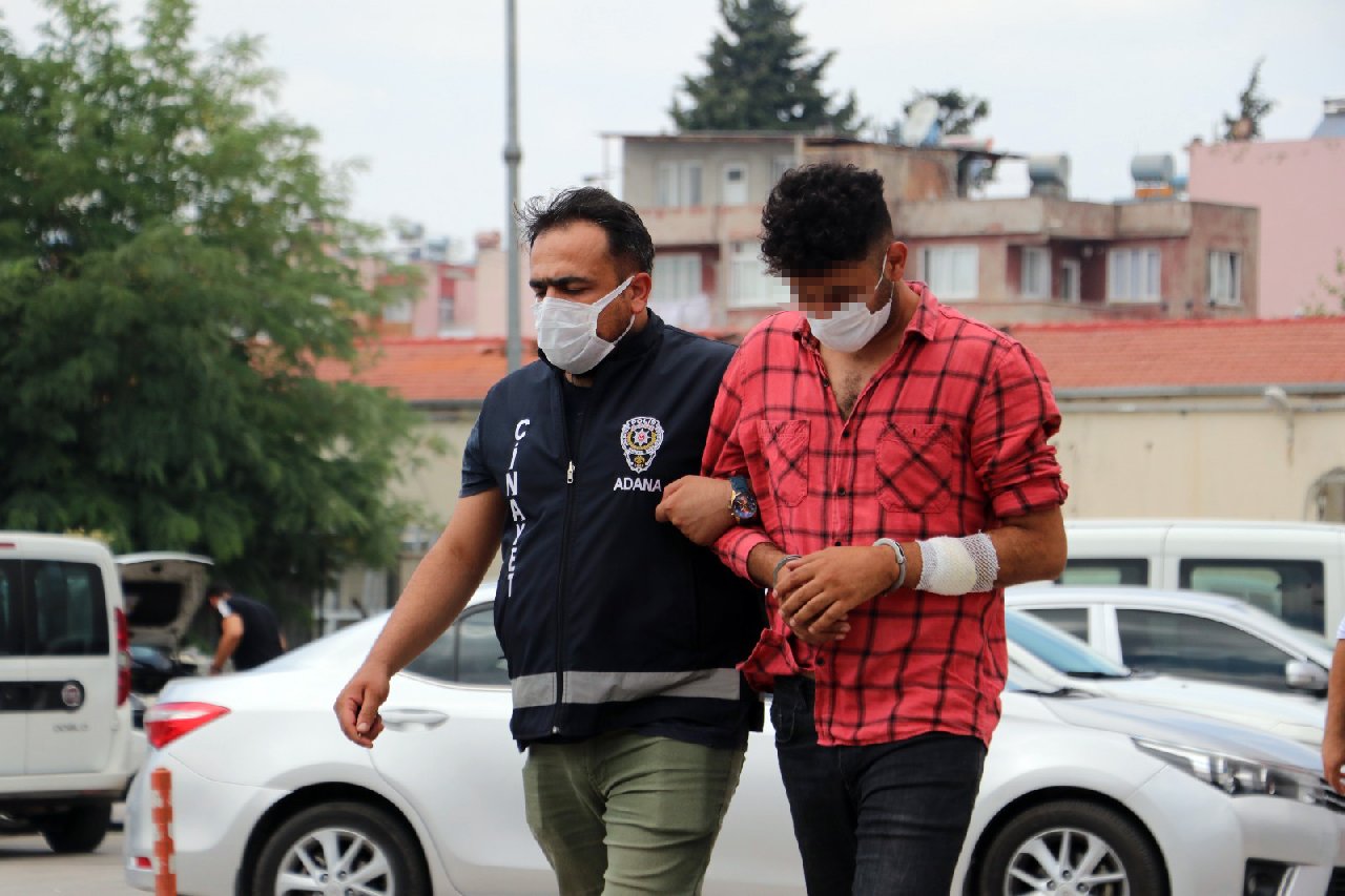 Baskında el konulan kumar parasını geri almak için polisin elini ısırdı