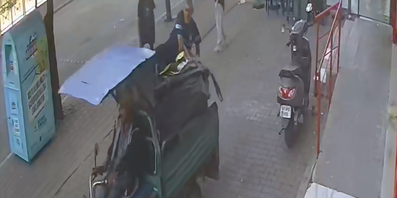 Motosikleti sahibiyle birlikte çaldı