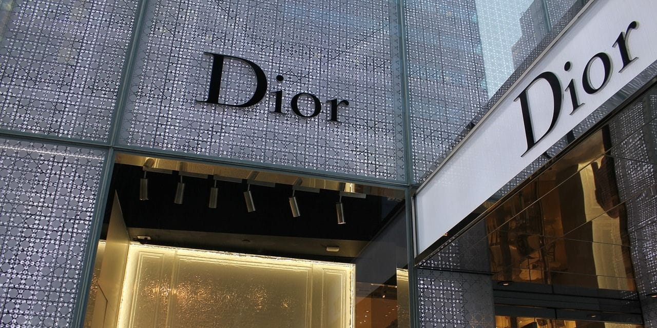 Dior 2.780 dolara sattığı çantayı gerçekten 57 dolara mı üretiyor?