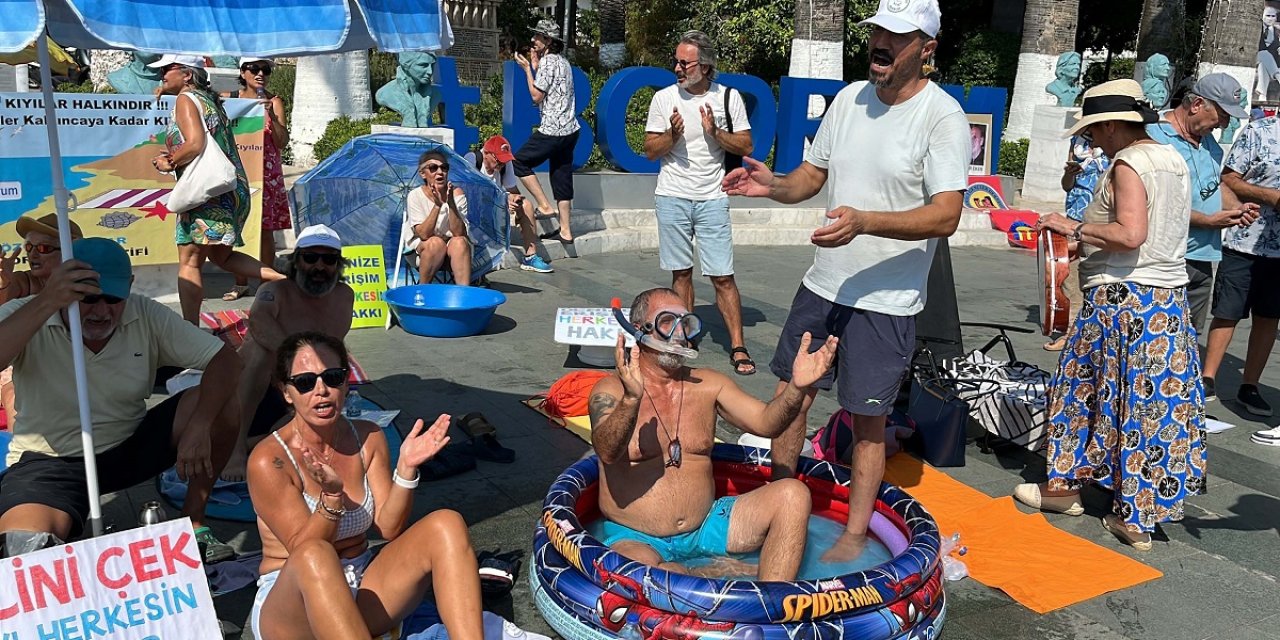 Bodrum'da Belediye Meydanı'nda şezlonglu, havuzlu eylem