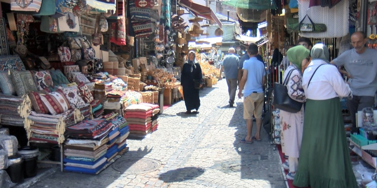 Eminönü esnafı sarkan kablolara tepkili: Aklımıza İzmir geliyor