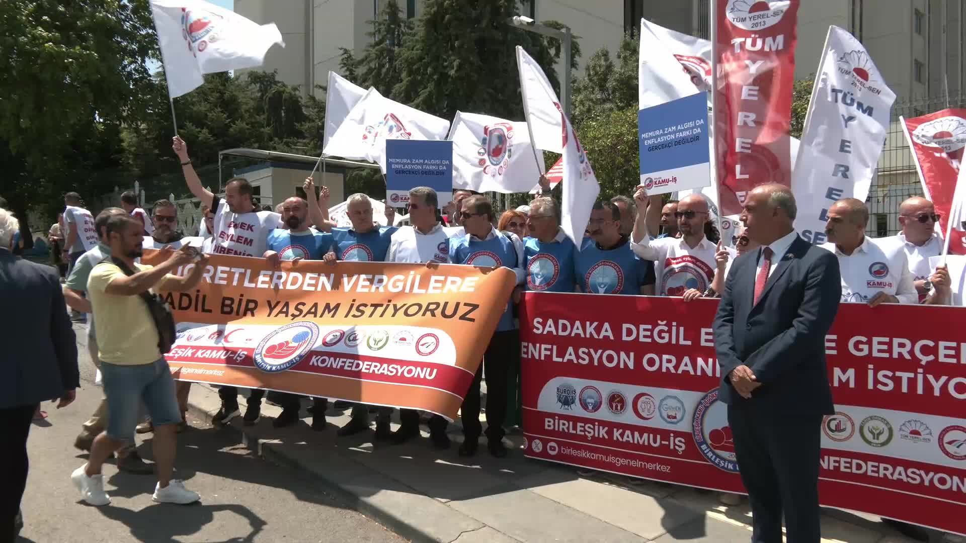 Birleşik Kamu- İş'ten Bakanlık önünde maaş protestosu