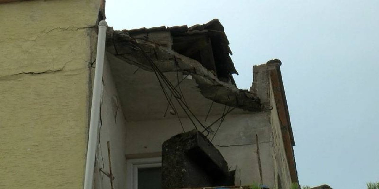 Kartal’da 4 katlı binanın çatısı çöktü