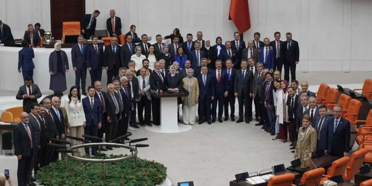 Çelenk: Katliam yasasını geçirdiler, hatıra fotoğrafı çektirdiler