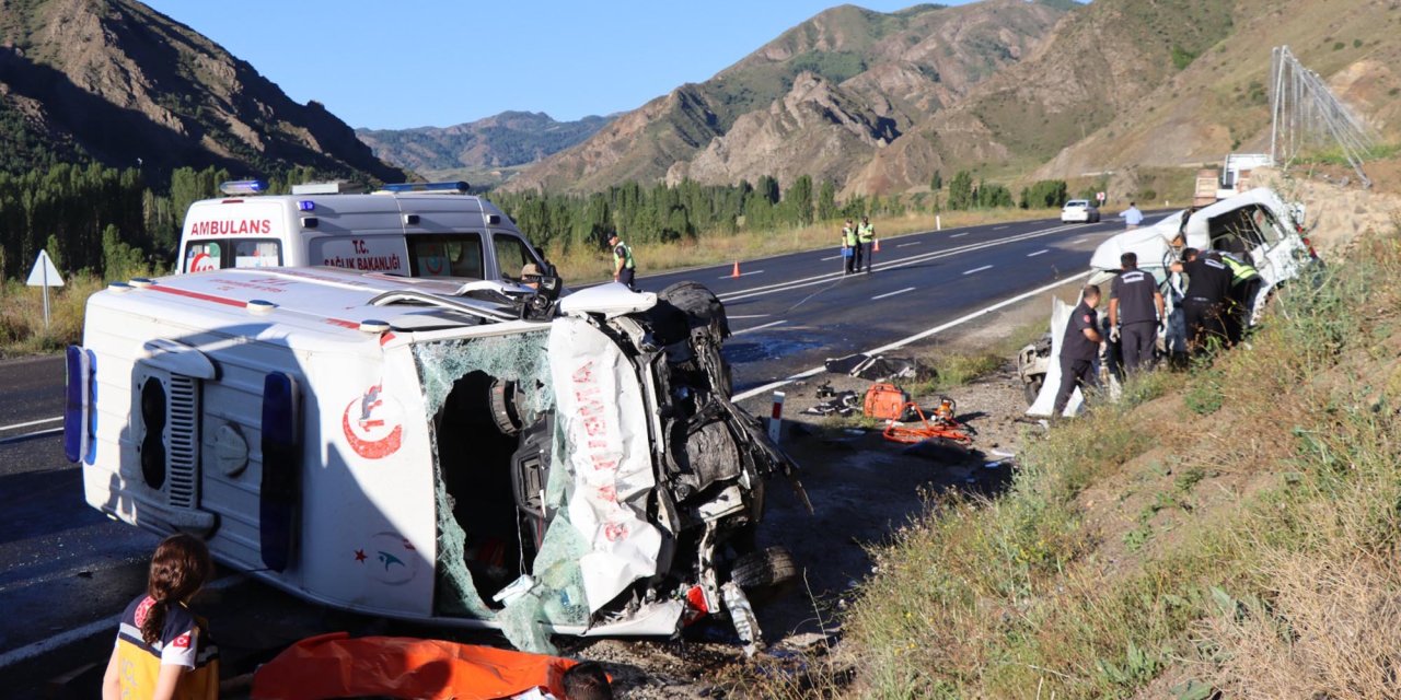 Erzurum'da ambulans ile ticari araç çarpıştı: 4 kişi hayatını kaybetti