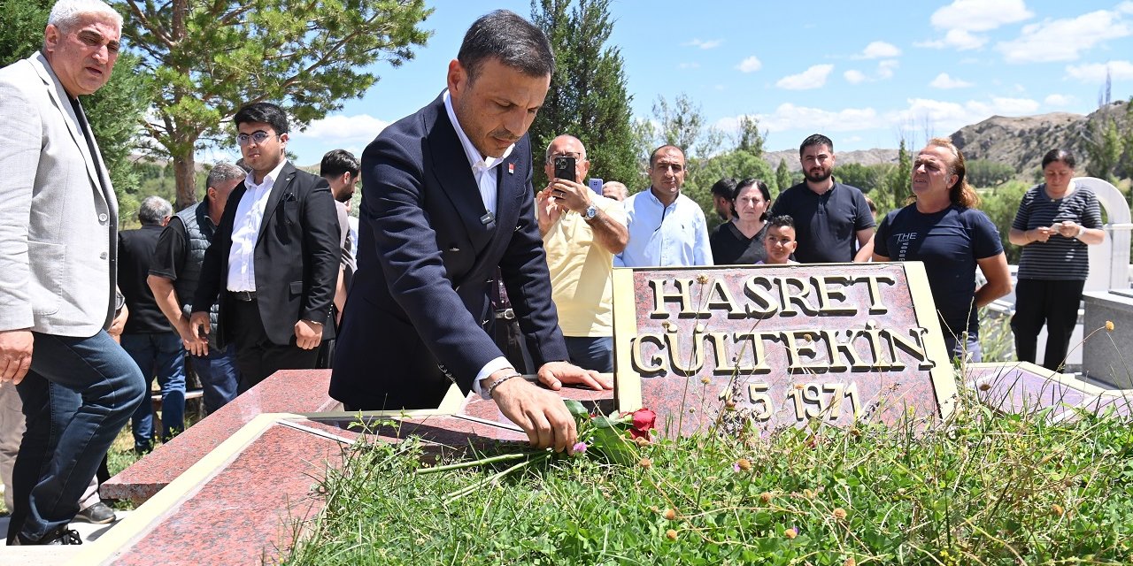 CHP’li Çelik, Hasret Gültekin ile Uğur Kurt’un mezarını ziyaret etti