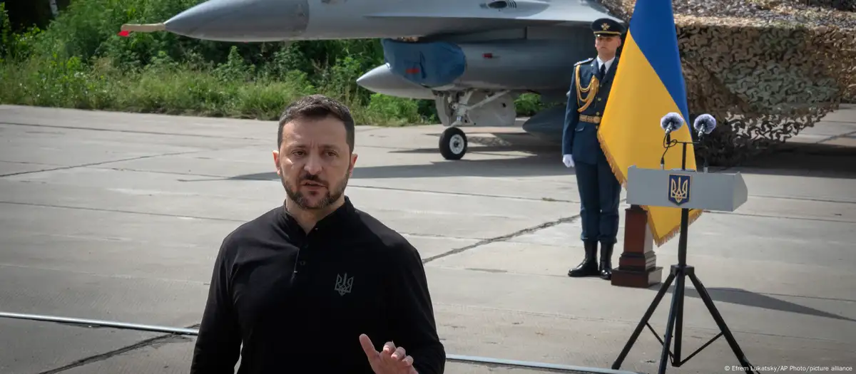 Zelenskiy Ukrayna'ya ulaşan ilk F-16'ları törenle tanıttı