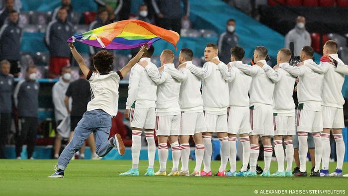 Almanya-Macaristan maçında "gökkuşağı" protestosu