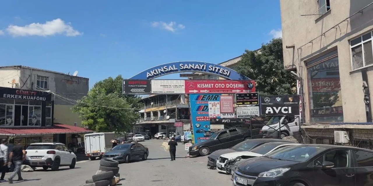 Sanayi sitesinde kolonlar çatladı, paslı demirler ortaya çıktı