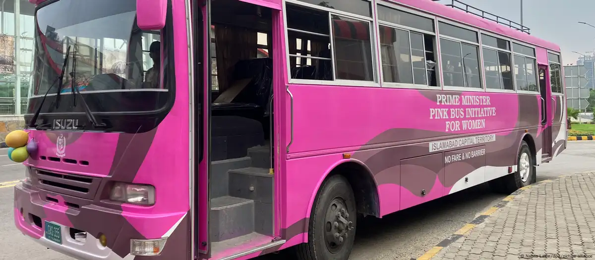 İslamabad'da "pembe otobüs" dönemi başlıyor