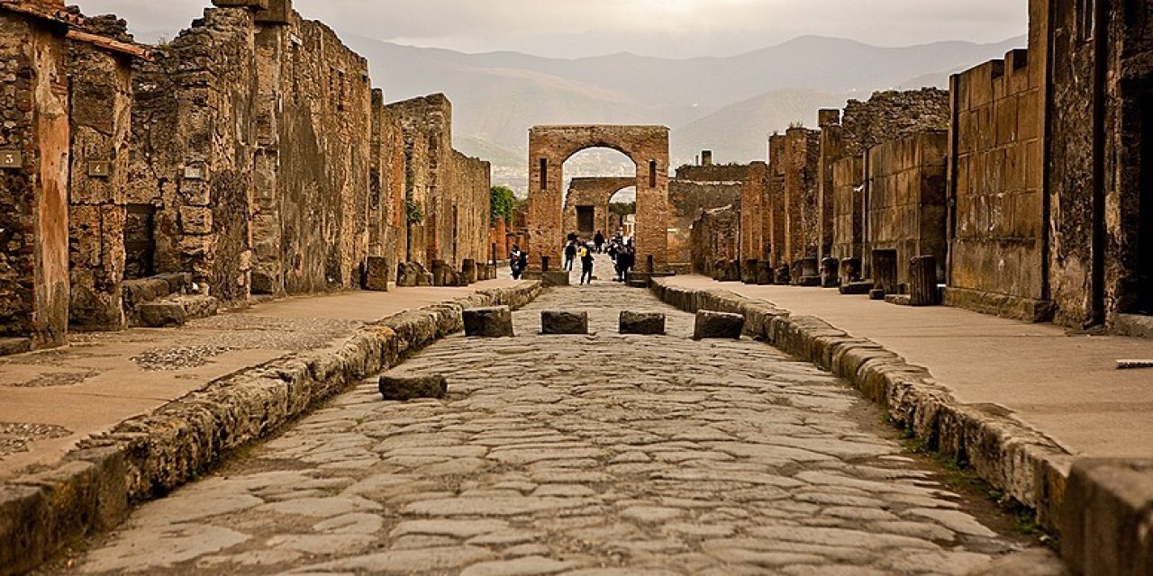 Pompei Anti Kenti'nin duvarına yazı yazan turiste 60 bin euro ceza