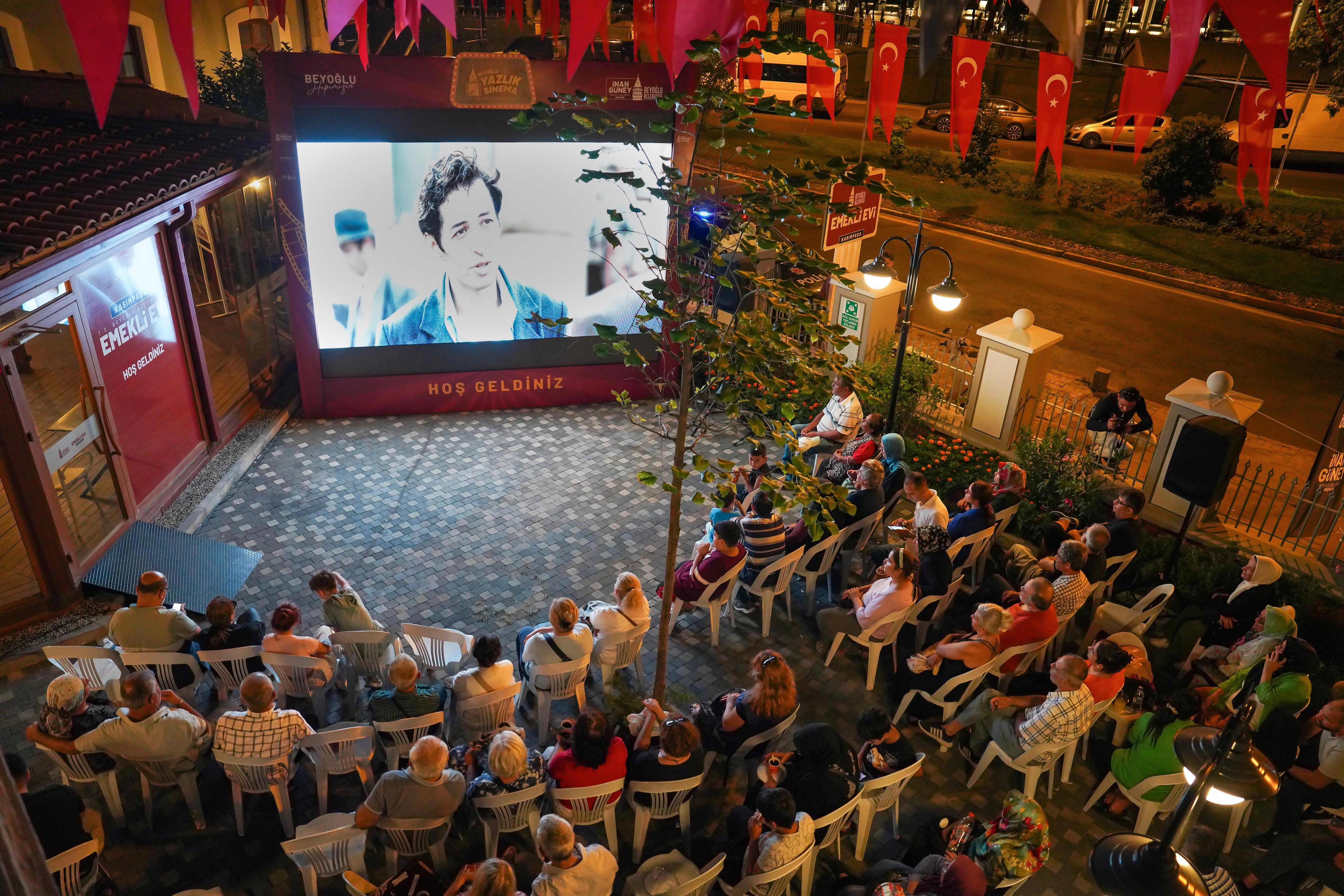 Beyoğlu'nda nostalji: Emekliler açık hava film gösteriminde buluştu