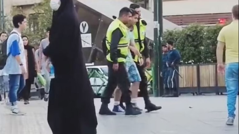 İran'da şort giyen erkeğe "Ahlak polisi" müdahalesi