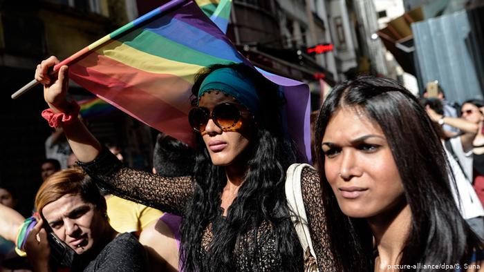 LGBTİ 'lar "Sokaklar bizim" diyerek Taksim'de buluşma çağrısı yaptı