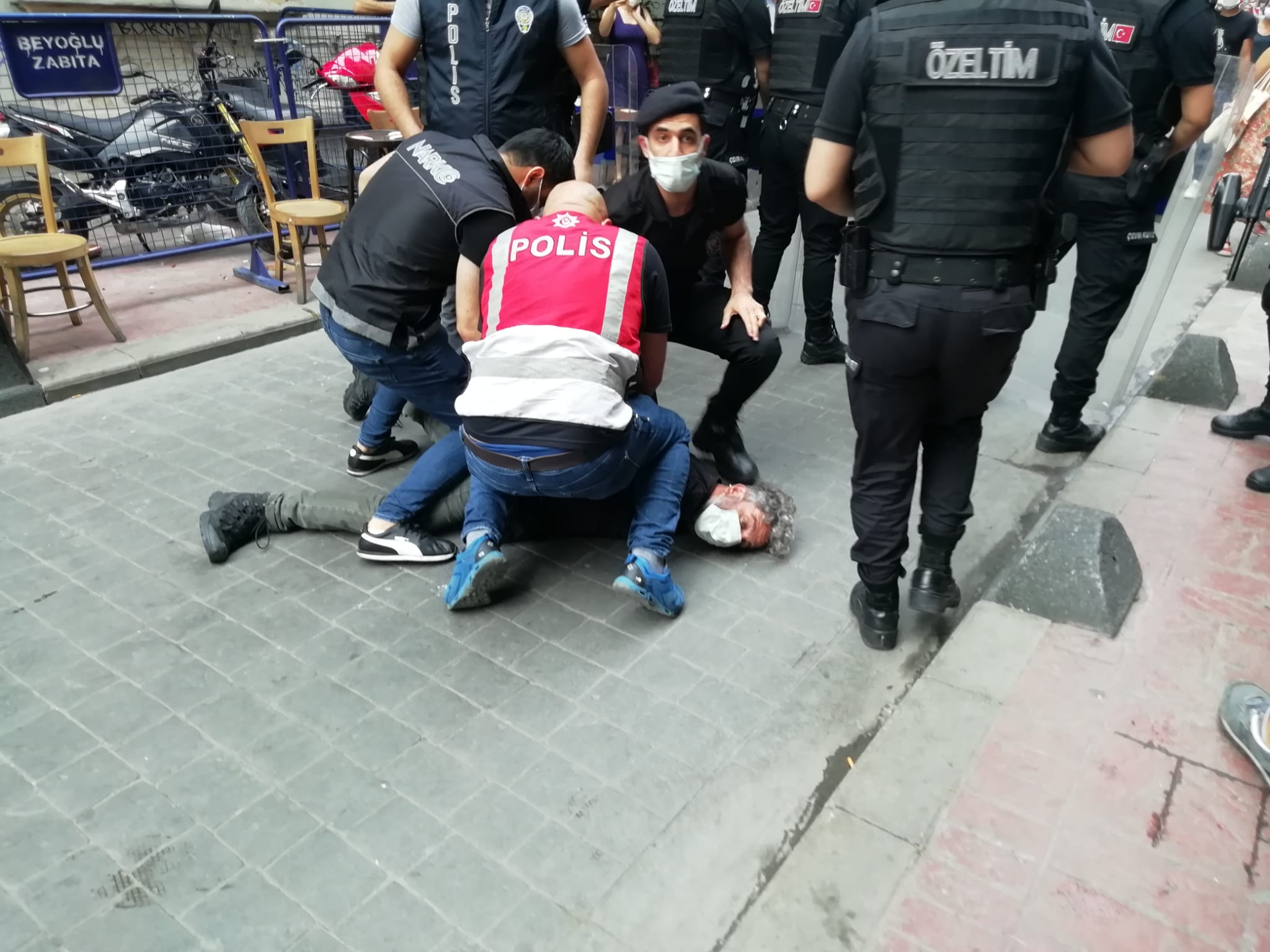 Taksim'de Onur Yürüyüşü'ne polis müdahalesi