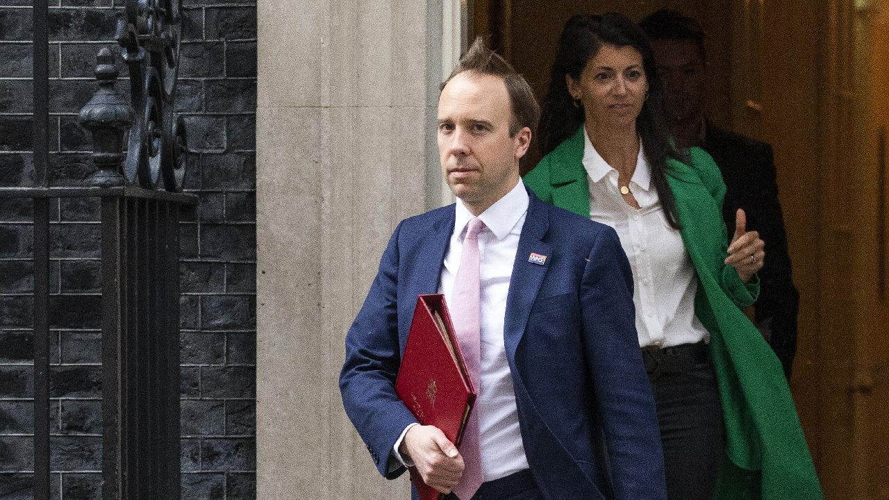 İngiltere Sağlık Bakanı, öpüşme fotoğrafının yayınlanmasından sonra istifa etti