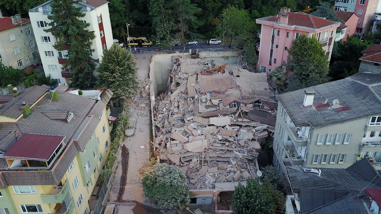 Sarıyer’de daha önce boşaltılan 9 katlı bina çöktü