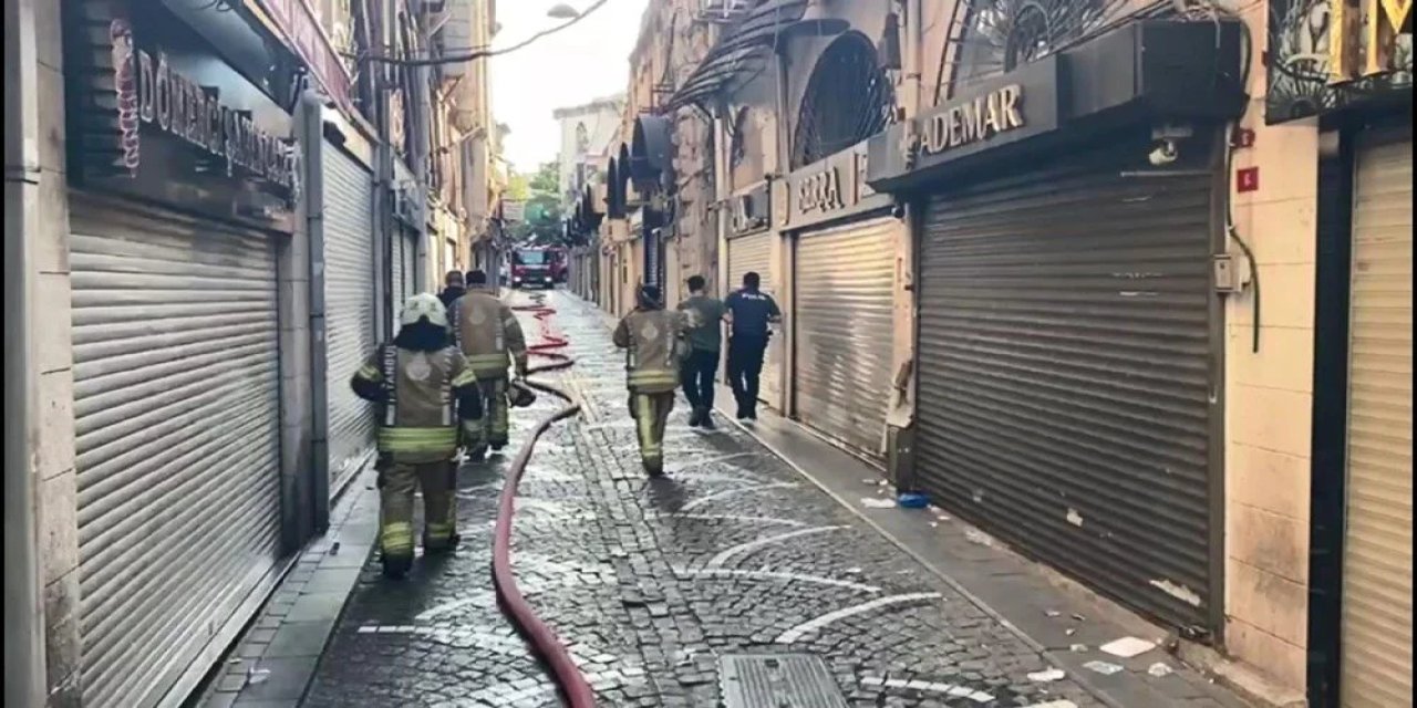 Kapalıçarşı'da yangın paniği: 1 polis hastaneye kaldırıldı