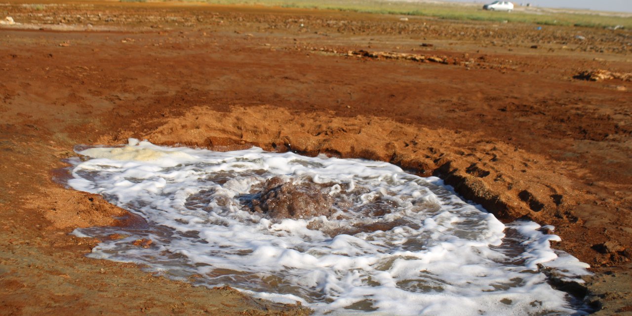 Tuz Gölü havzasında korkutan görüntü: Su fışkırıp kayboluyor