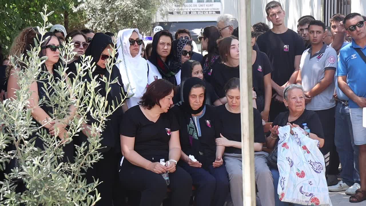 Muğla'da kocasının öldürdüğü Senem Kıvrık'ın tabutunu kadınlar taşıdı