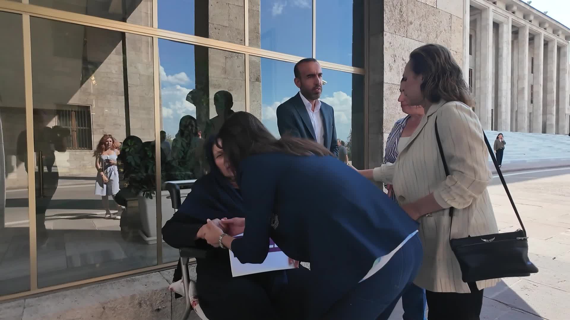 Tülay Hatimoğulları, Emine Şenyaşar'ı ziyaret etti