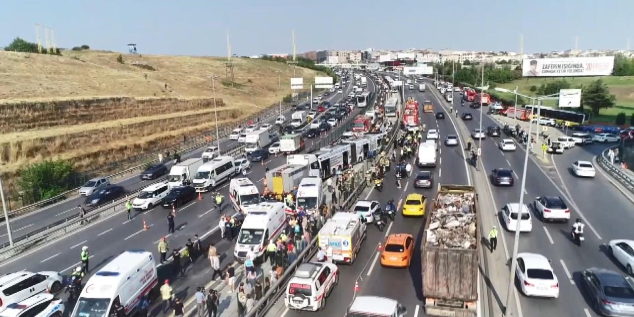 Sefaköy'de 2 metrobüs çarpıştı, 1 ölü, 2'si ağır 38 yaralı