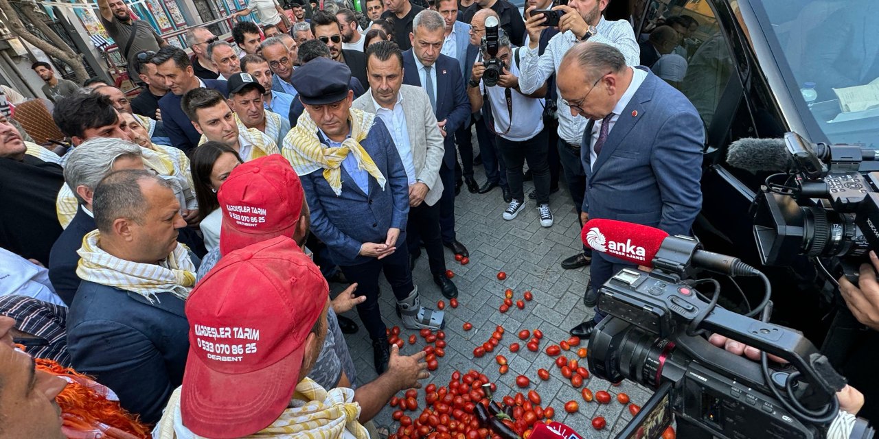 Özel'in önünü kesen çiftçiler: Dayanamıyoruz, satacak bir şey kalmadı