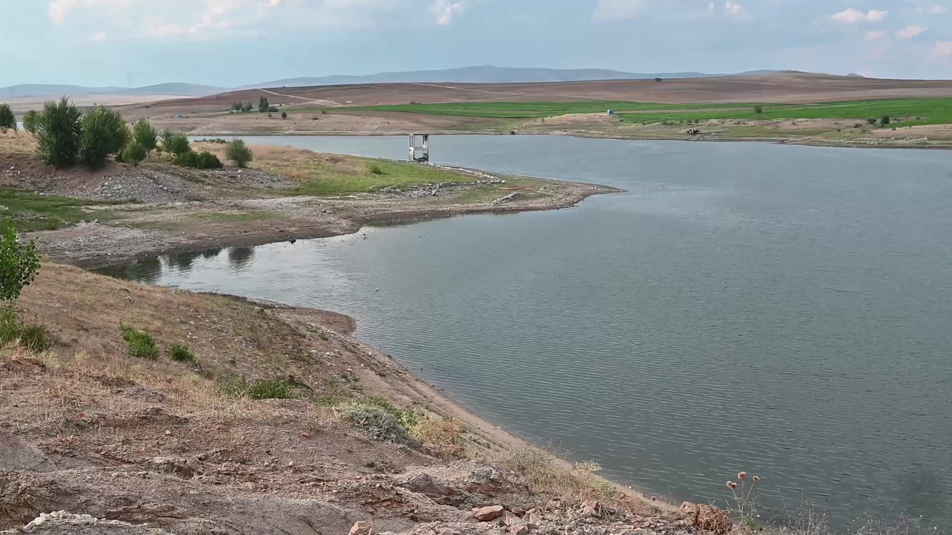 Barajın suyu çekildi, köy yeniden ortaya çıktı
