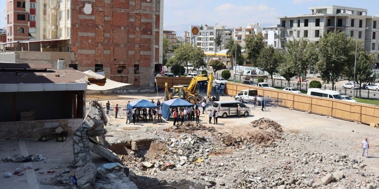 Depremde 72 kişinin öldüğü Grand İsias Hotel enkazından numune alındı