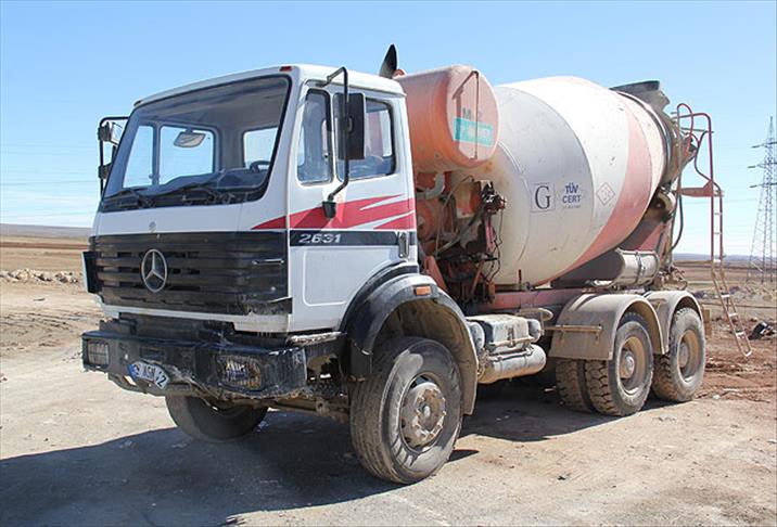 Beton mikserine girdi, arkadaşı mikseri çalıştırınca öldü