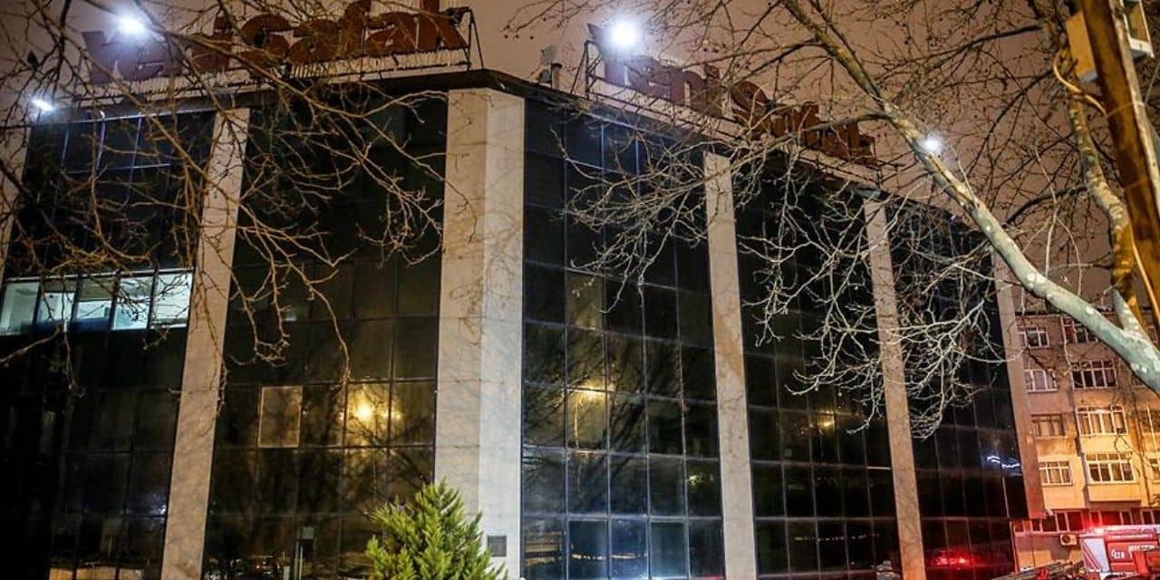 Yeni Şafak binası kamuya ait park alanına dikilmiş