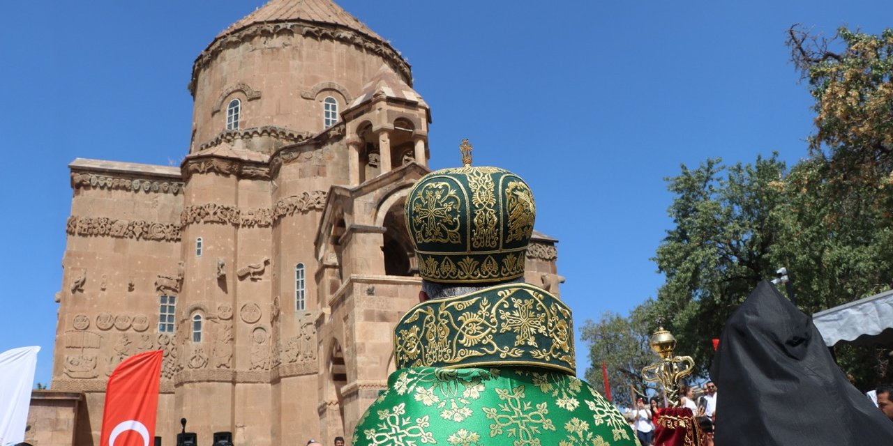 Tarihi Akdamar Kilisesi'nde 12'nci ayin