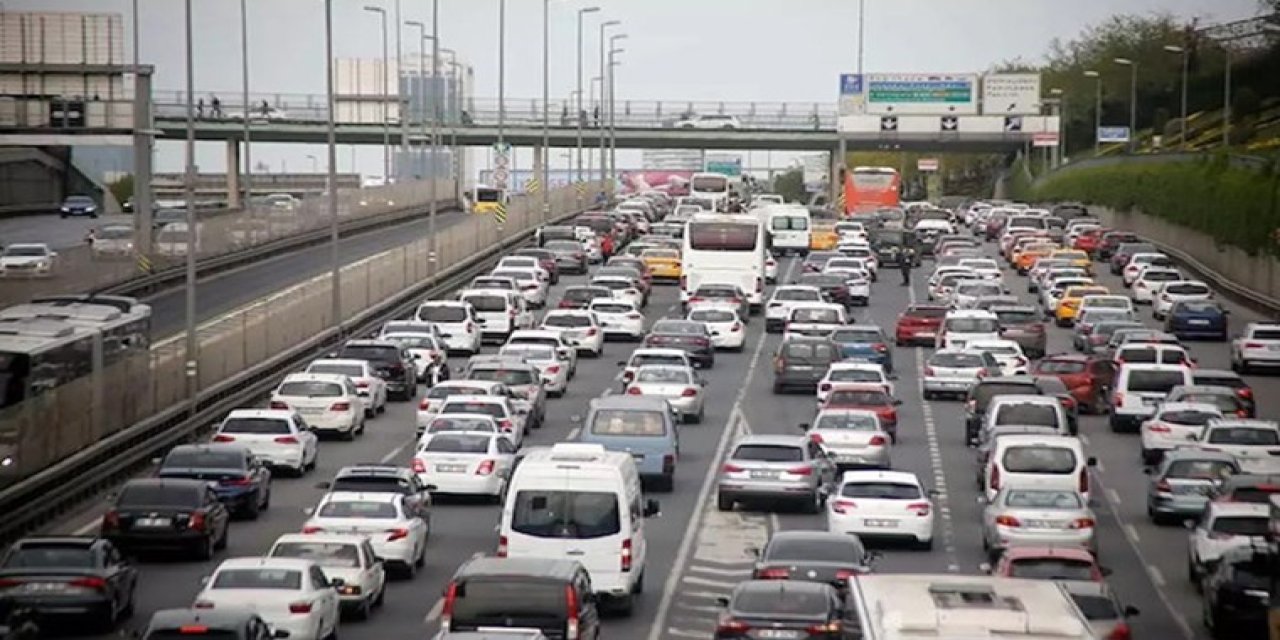 İstanbul'da okulların ilk gününde trafik yoğunluğu oluştu