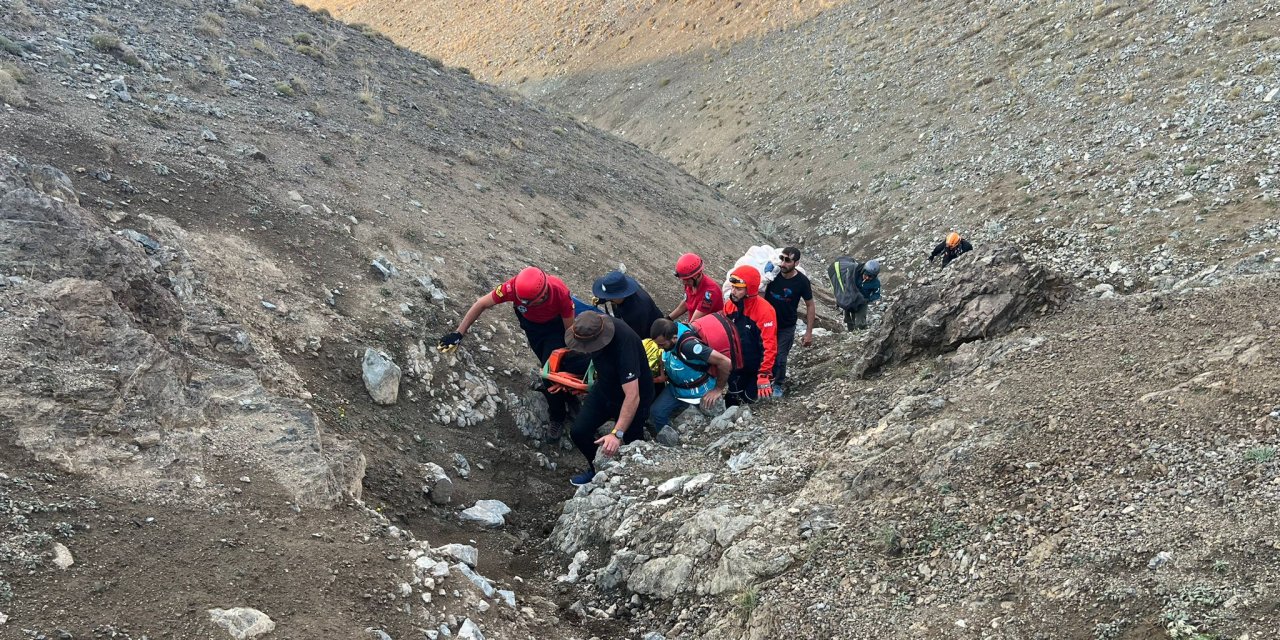 Dağlık alana zorunlu iniş yapan yamaç paraşütçüsü 7 saatte kurtarıldı