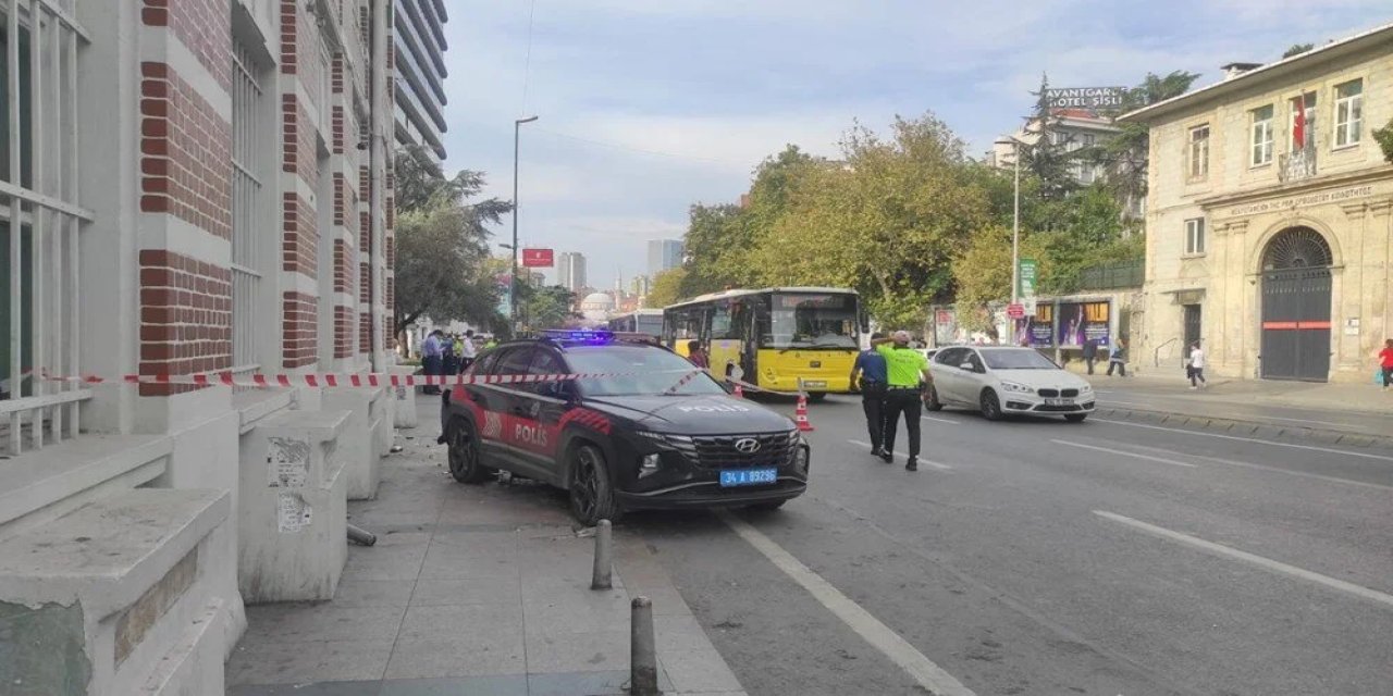 Polis aracı kaldırımdaki iki kadına çarptı: Bir ölü, bir yaralı