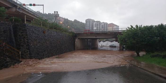 Trabzon'da sel ve heyelan: Yolda kalanlar kurtarılmaya çalışılıyor